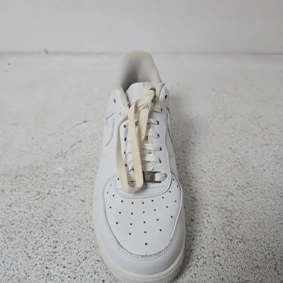 NIKE AIR FORCE 1 WHITE LEATHER SNEAKERS - SIZE 5.5