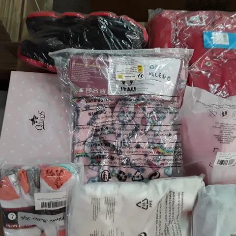 LARGE QUANTITY OF ASSORTED CLOTHING ITEMS TO INCLUDE SOCKS, SHOES AND TOPS ECT