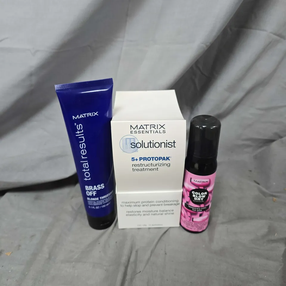 APPROXIMATELY 12 ASSORTED MATRIX PRODUCTS TO INCLUDE COLOUR BLOW DRY, SOLUTIONIST PROTOPAK, BRASS OFF BLONDE THREESOME, ETC - COLLECTION ONLY