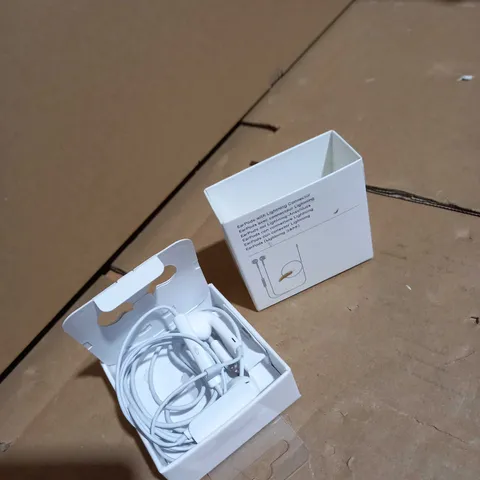 APPLE EARBUDS