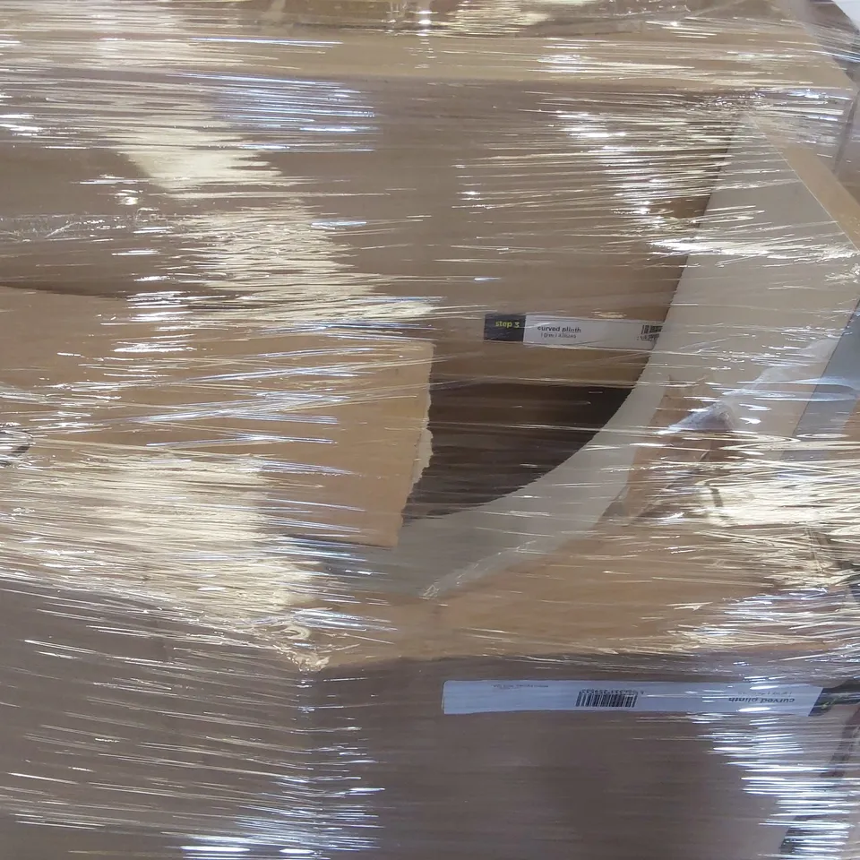 PALLET CONTAINING A LARGE QUANTITY OF BATHROOM PLINTH PARTS