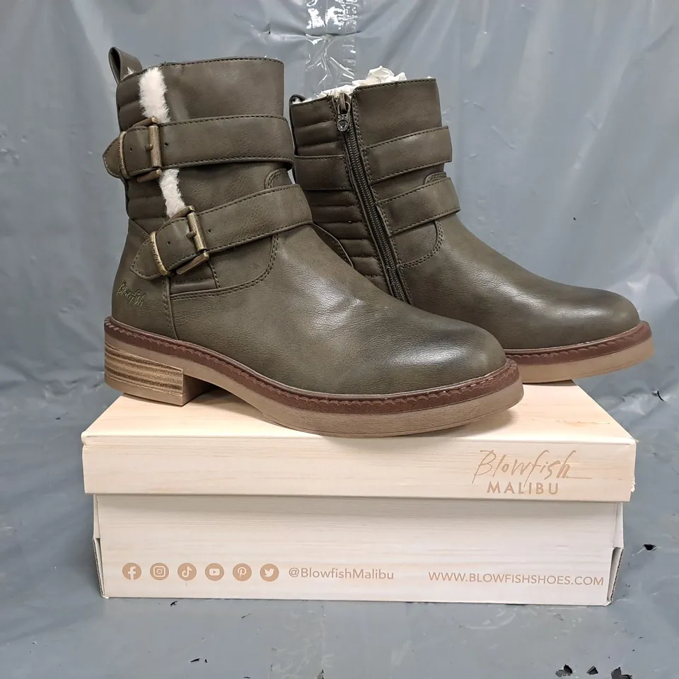 BOXED PAIR OF BLOWFISH MALIBU ANKLE BOOTS IN DARK OLIVE SIZE 6
