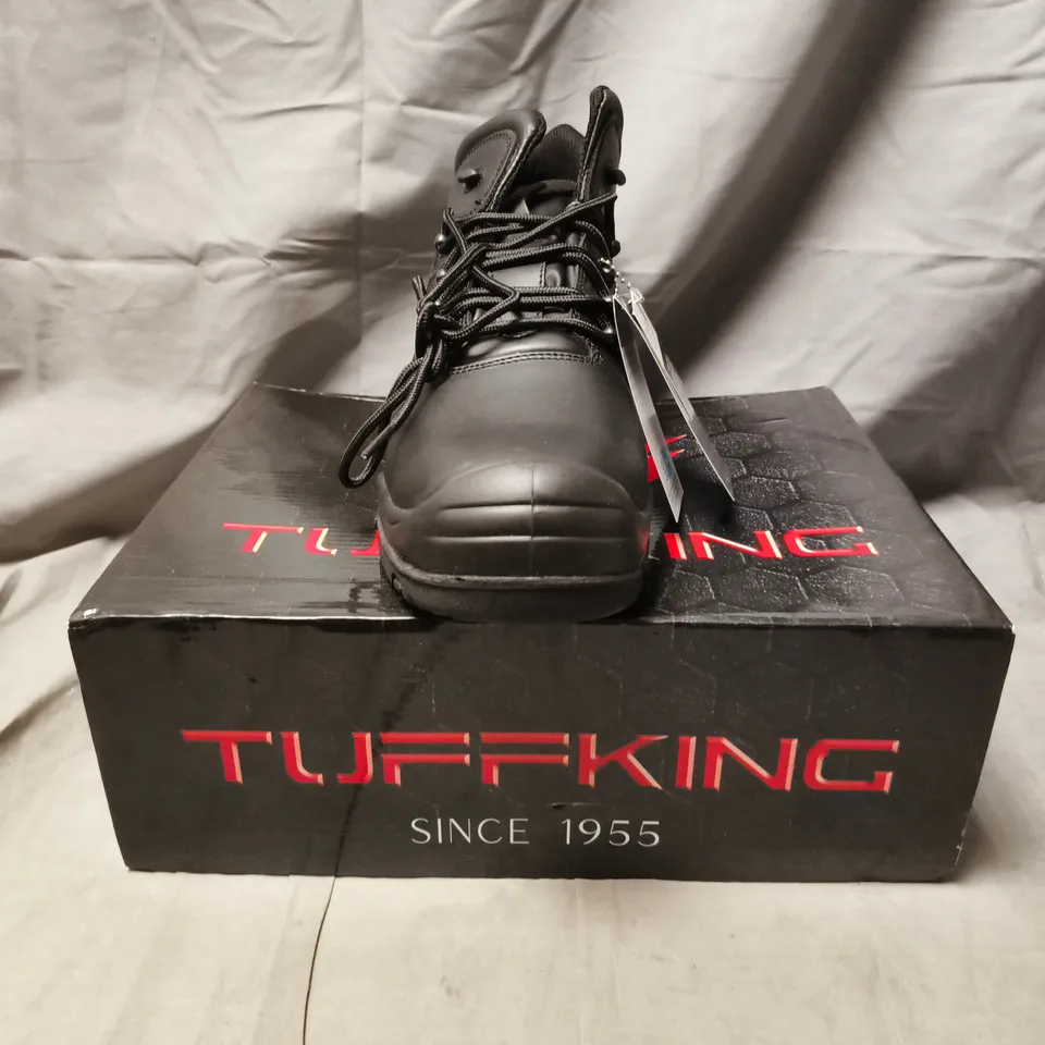 BOXED PAIR OF TUFFKING HIKER BOOTS IN BLACK SIZE 10