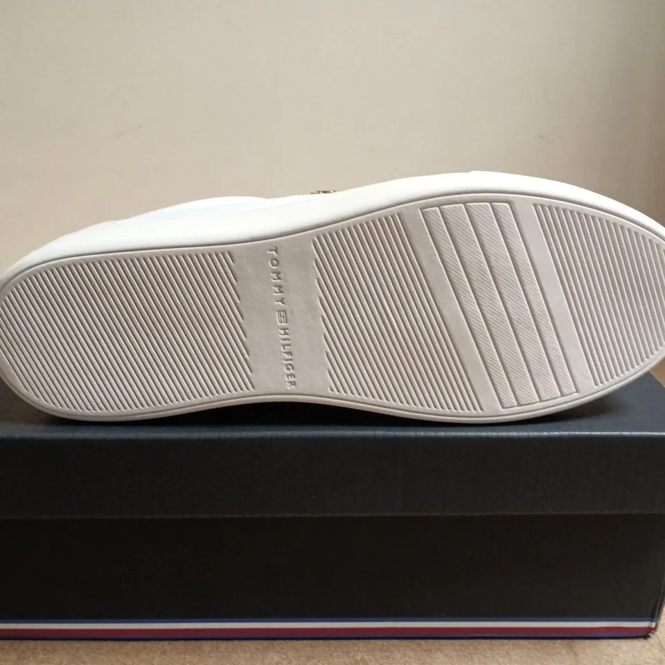 BOXED PAIR OF TOMMY HILFIGER ESSENTIAL ELEVATED COURT SNEAKER – WHITE, EU 39 (UK 6)