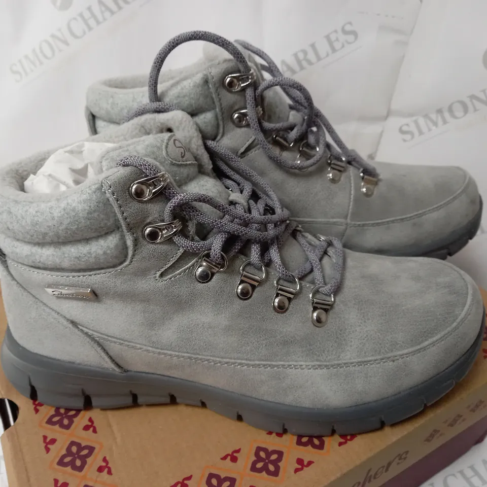 BOXED SKECHERS SYNERGY WARM TECH BOOTS, GREY - SIZE 6