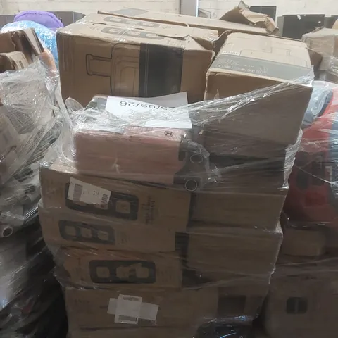 PALLET CONTAINING A VERY LARGE QUANTITY OF ASSORTED SUITCASES