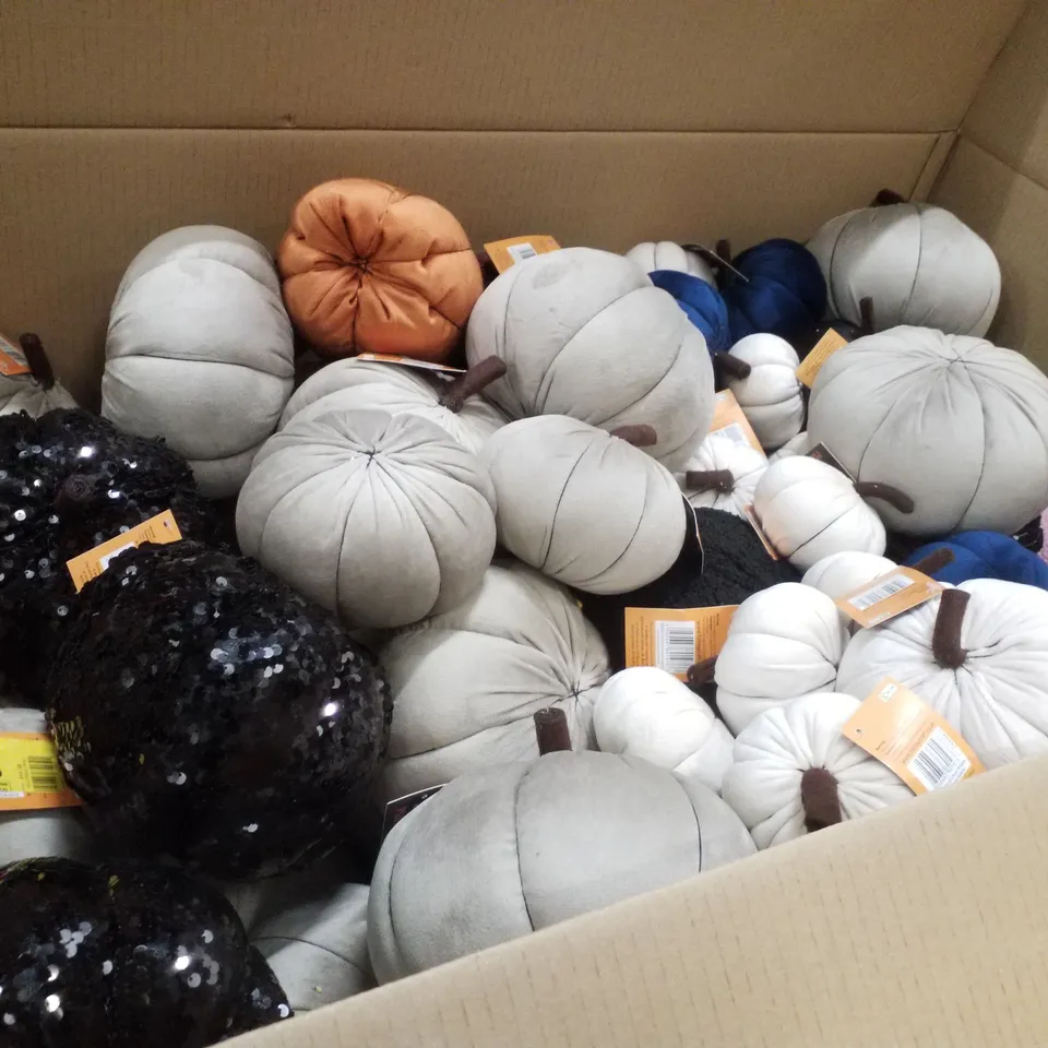 PALLET CONTAINING LARGE QUANTITY OF ASSORTED HALLOWEEN PLUSH PUMPKINS
