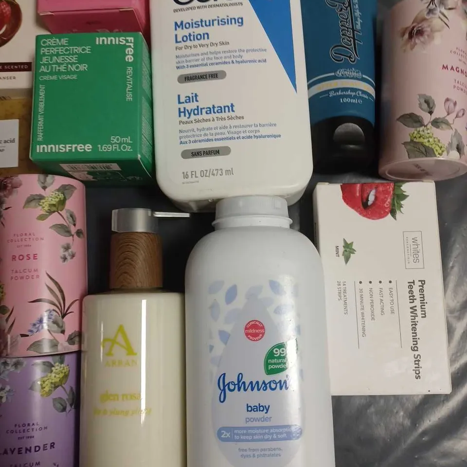 LOT OF APPROXIMATELY 21 ASSORTED HEALTH AND BEAUTY ITEMS TO INCLUDE SCENTED TALCUM POWDER AND CERAVE MOISTURISING LOTION