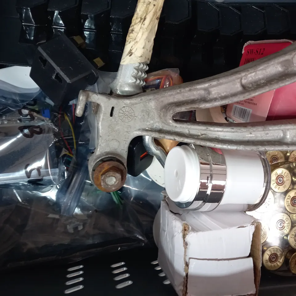 LOT OF APPROXIMATELY 10 ASSORTED HOUSEHOLD ITEMS TO INCLUDE DISNEY MINI BRANDS, DECORATIVE DRAGON ORNAMENT, LINT REMOVER, ETC