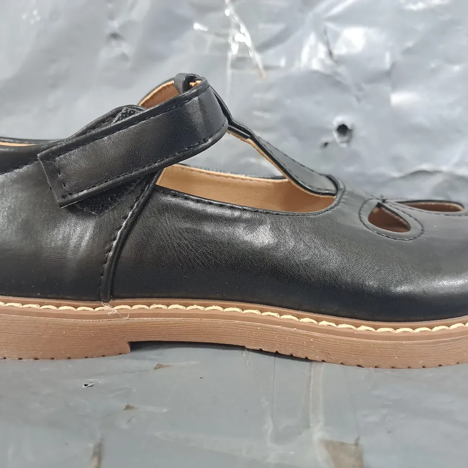 BOXED PAIR OF UNBRANDED KIDS SHOES IN BLACK SIZE EU 30
