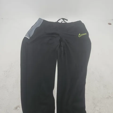 NIKE BLACK TRACK PANTS – STANDARD FIT - L