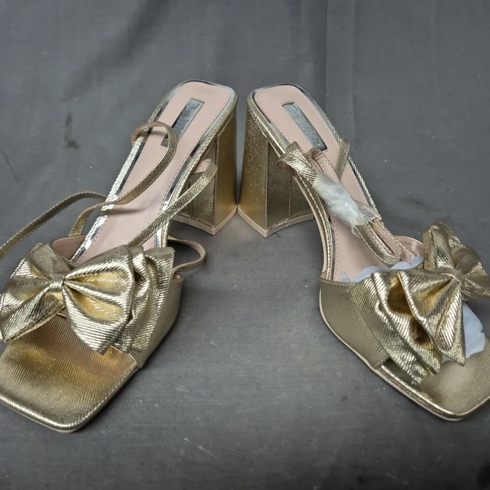 BOXED PAIR OF BE MINE BLOCK HEEL OPEN TOE SANDALS IN METALLIC GOLD W. BOW DETAIL UK SIZE 7