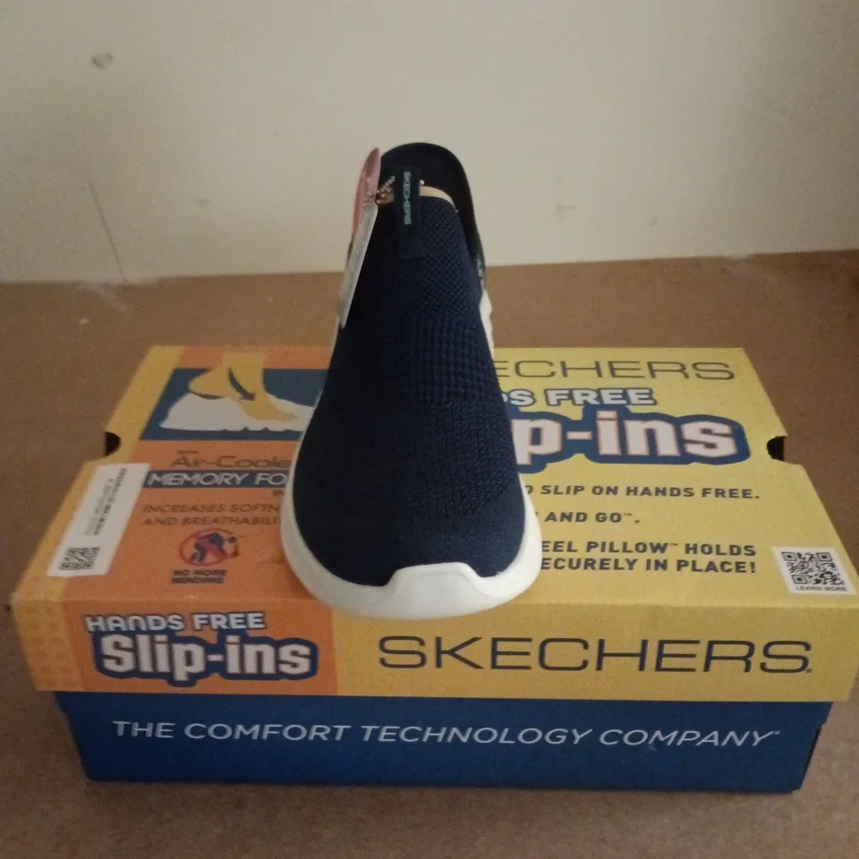 BOXED PAIR OF SKECHERS ULTRA FLEX 3.0 TRAINERS IN NAVY - SIZE 5