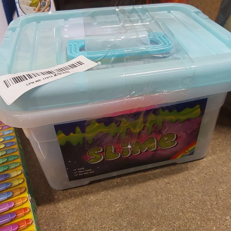 BOX OF APPROXIMATELY 10 BOXED TOYS TO INCLUDE: LEGO TECHNIC GARBAGE TRUCK, KIDS LAPTOP, TWISTABLES CRAYONS, MY DOG PIGGY BANK ECT.