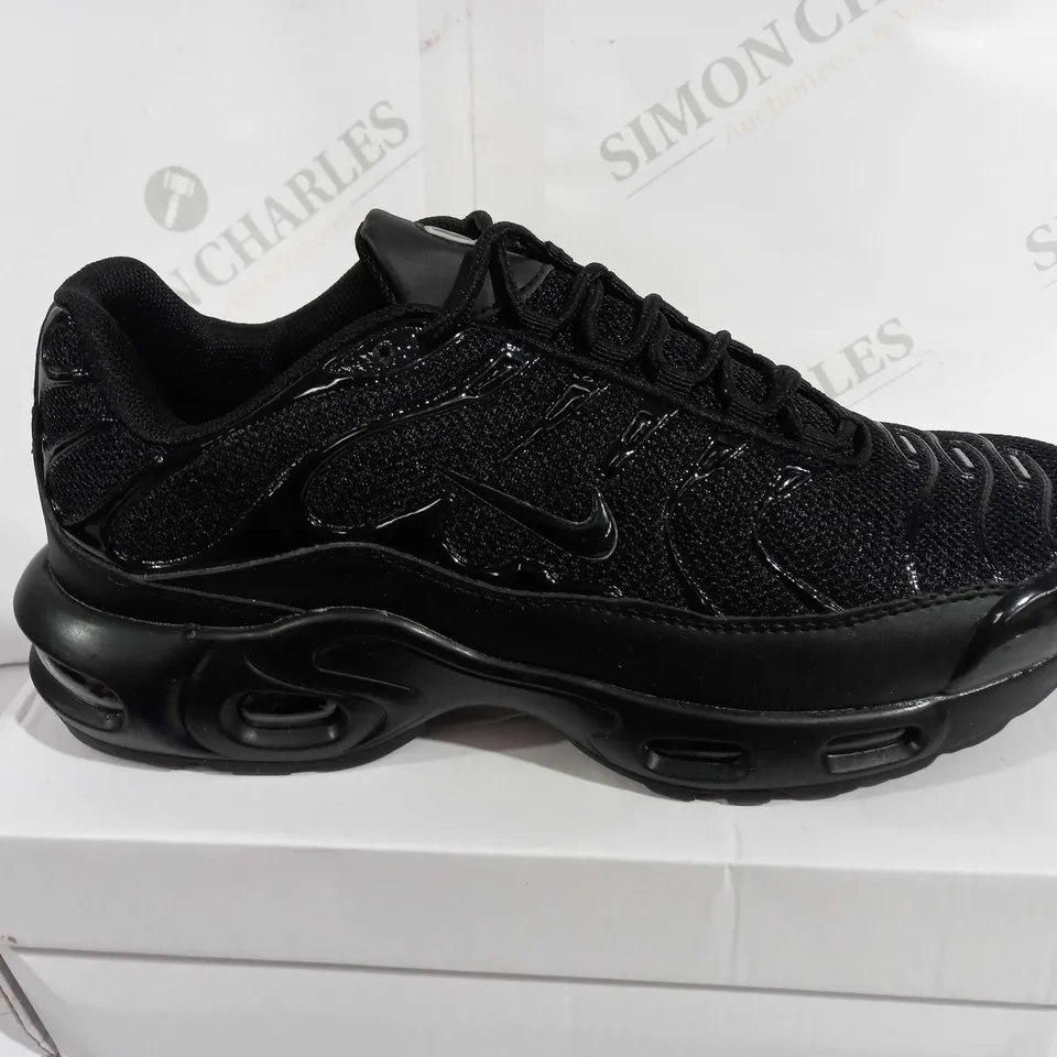 BOXED PAIR OF NIKE ALL BLACK AIR MAX PLUS - UK 7