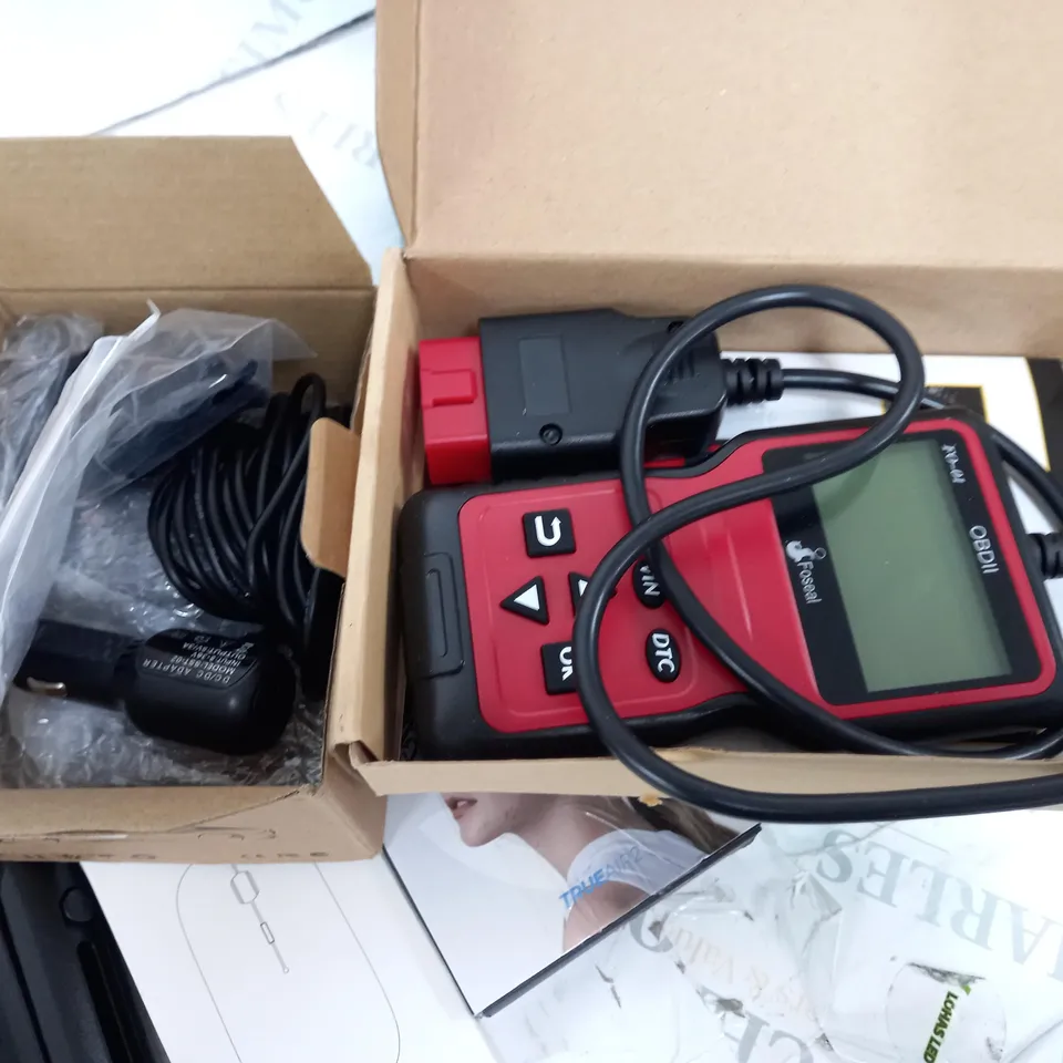LOT OF 10 ASSORTED TECH ITEMS TO INCLUDE DISPLAY HAND FAN, CAR DIAGNOSTIC TOOL AND TWS EARBUDS