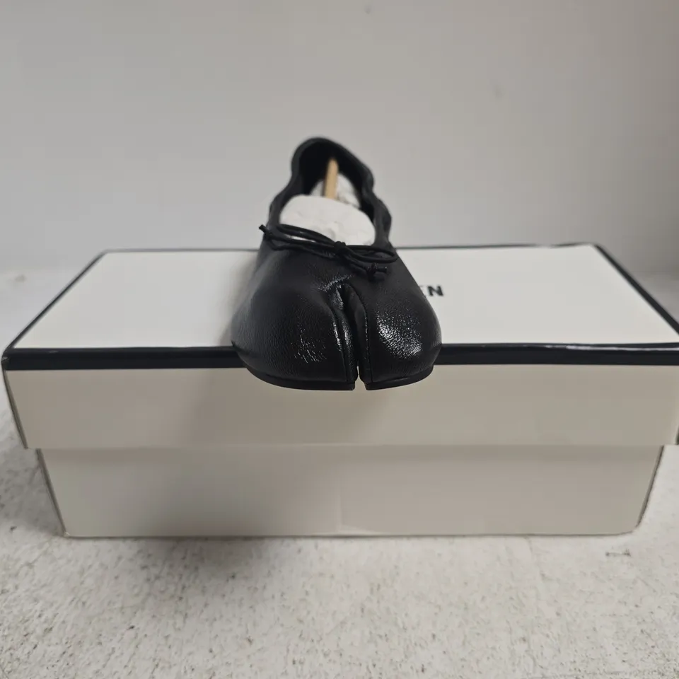 BOXED PAIR OF STEVE MADDEN BLACK LEATHER FLATS SIZE EU 36