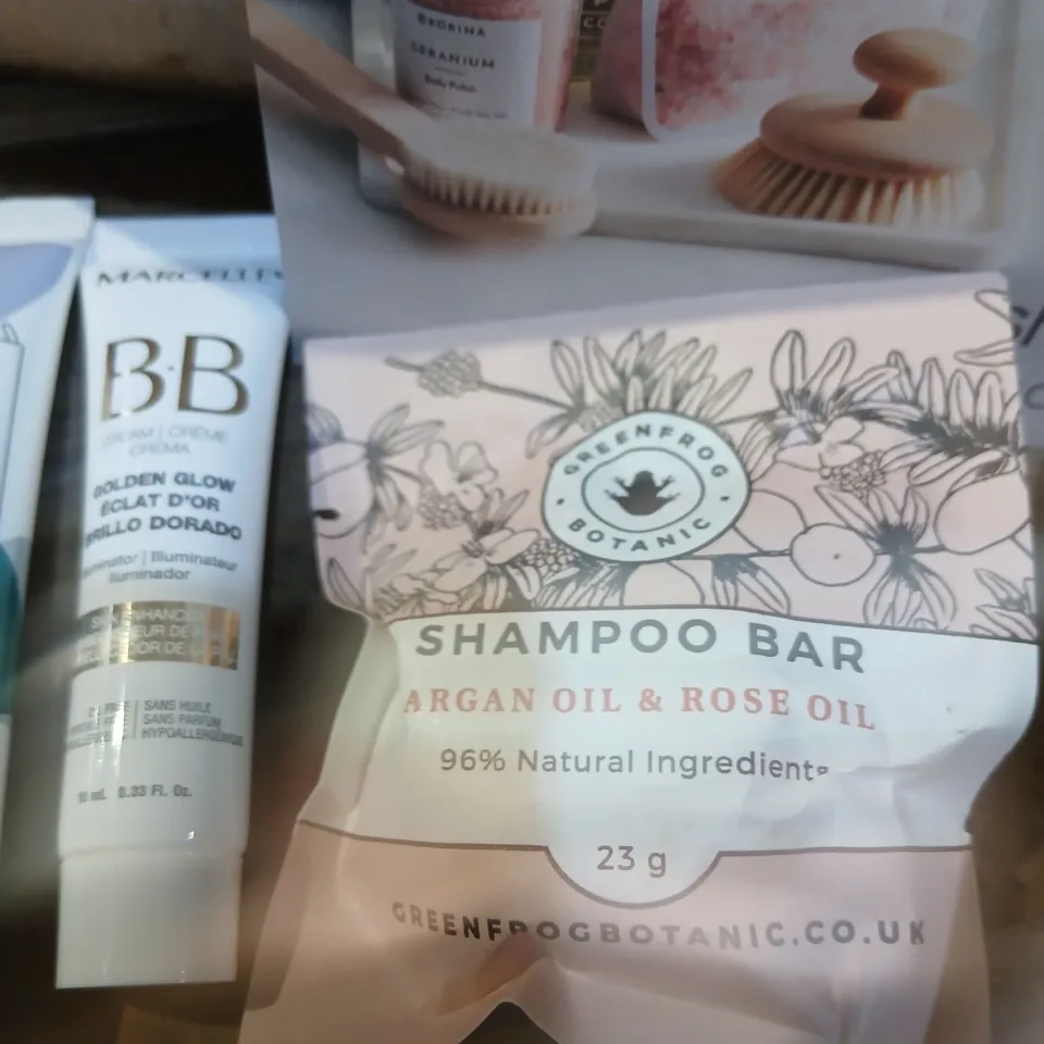 APPROXIMATELY 25 HEALTH & BEAUTY LOT: GREENFROG BOTANIC SHAMPOO BAR, HUYGEN PARIS NIGHT SERUM, THE BEAUTY CROP LASH PRODUCT, ALGOLOGIE HYDRA BOOSTER, BB CREAM (GOLDEN GLOW), STASHER SILICONE BAG