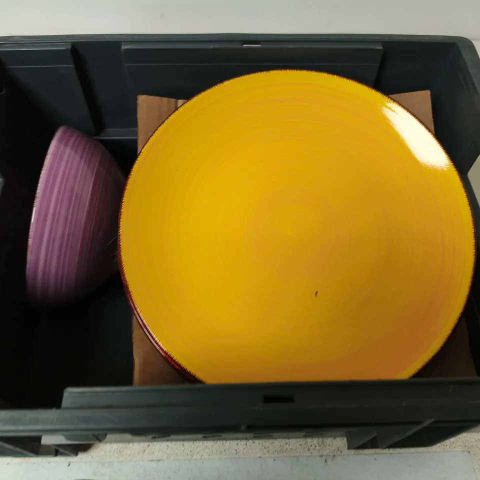 APPROX 10 ASSORTED COOKWARE ITEMS TO INCLUDE PLATES AND BOWLS