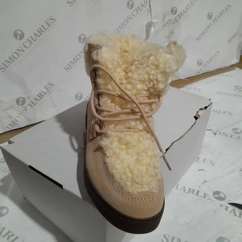 boxed vionic fluffy trainer cream and brown size 3