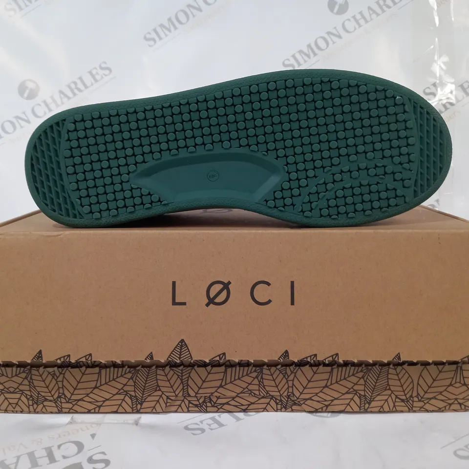 BOXED PAIR OF LOCI SHOE SIN WHITE/GREEN/CREAM EU SIZE 42