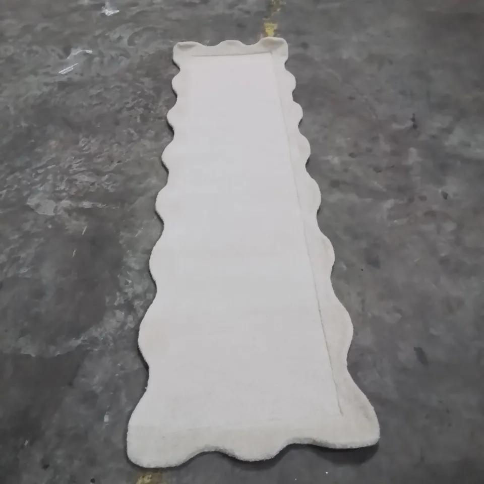 QUALITY DESIGNER AREA RUG - APPROXIMATELY 230X60