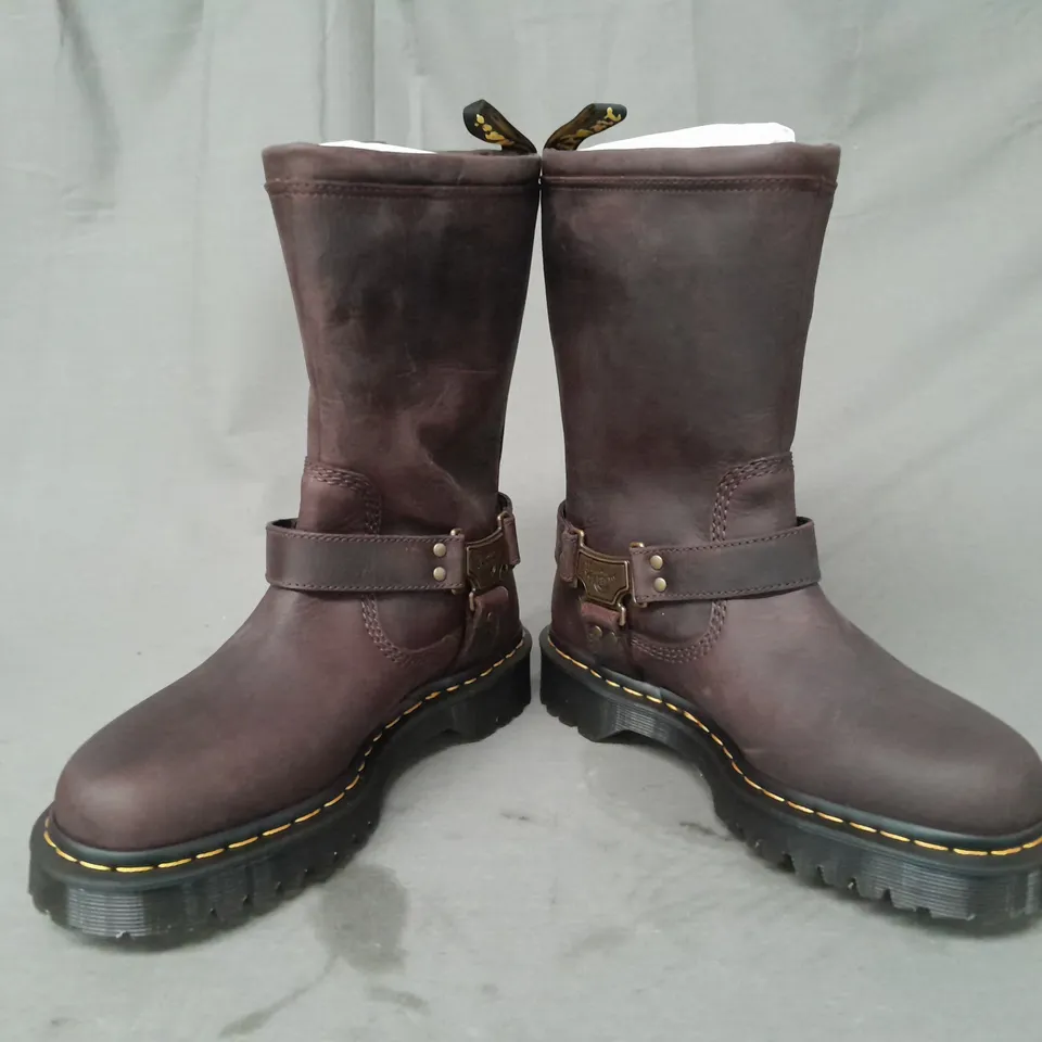 BOXED PAIR OF DR MARTENS ANISTONE HI ANKLE BOOTS IN DARK BROWN UK SIZE 6.5