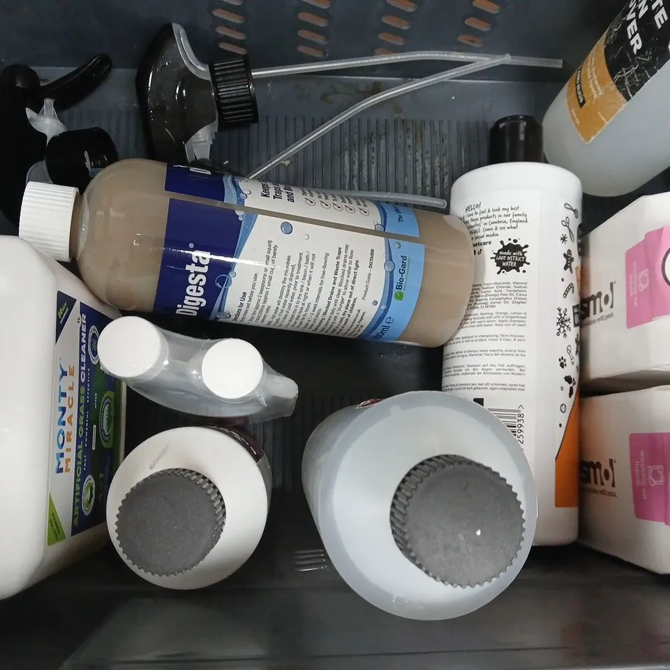 APPROXIMATELY 10 ASSORTED HOUSEHOLD ITEMS TO INCLUDE WASHING UP LIQUID, FABRIC CONDITIONER, ETC