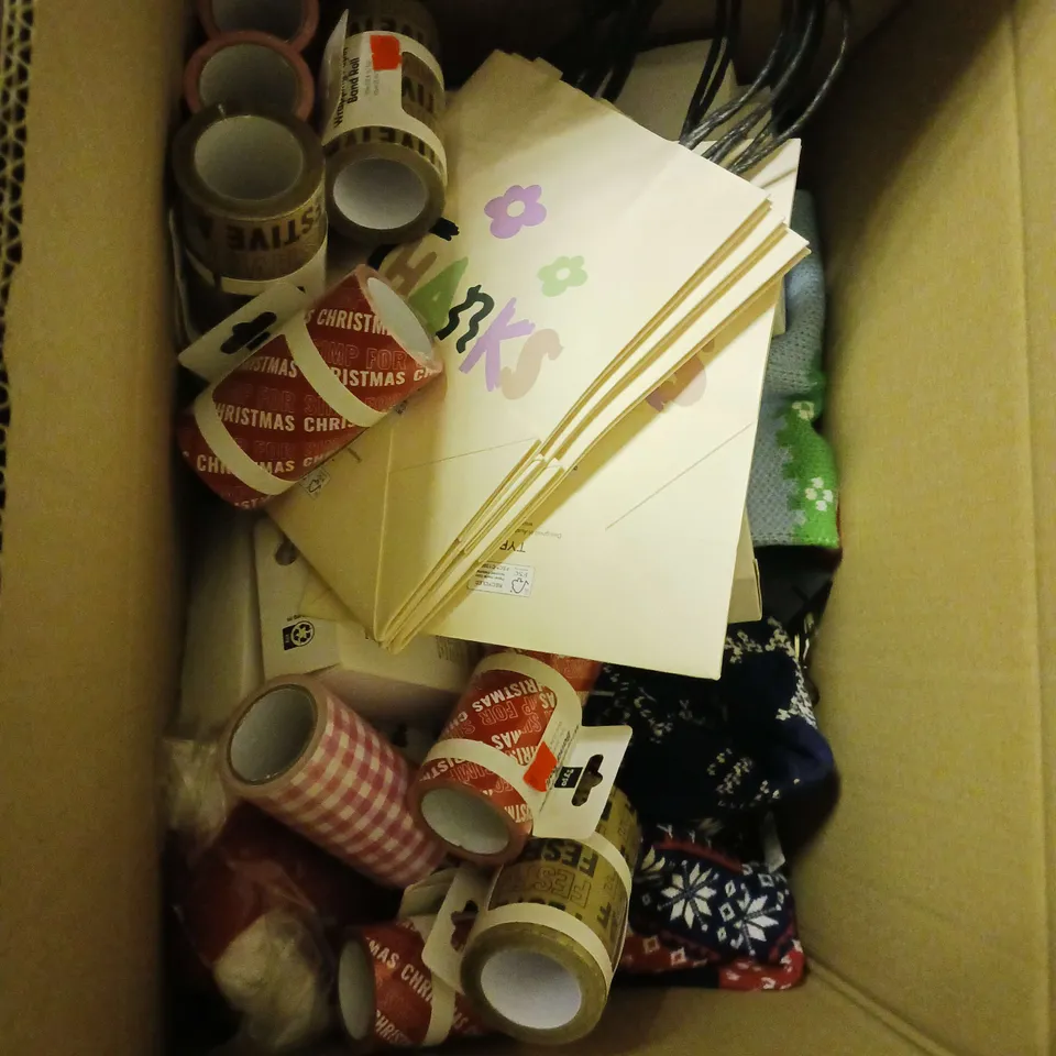 MEDIUM BOX OF APPROXIMATELY 20 ASSORTED HOUSEHOLD ITEMS TO INCLUDE GIFT BAGS, CARDS AND ORNAMENTS