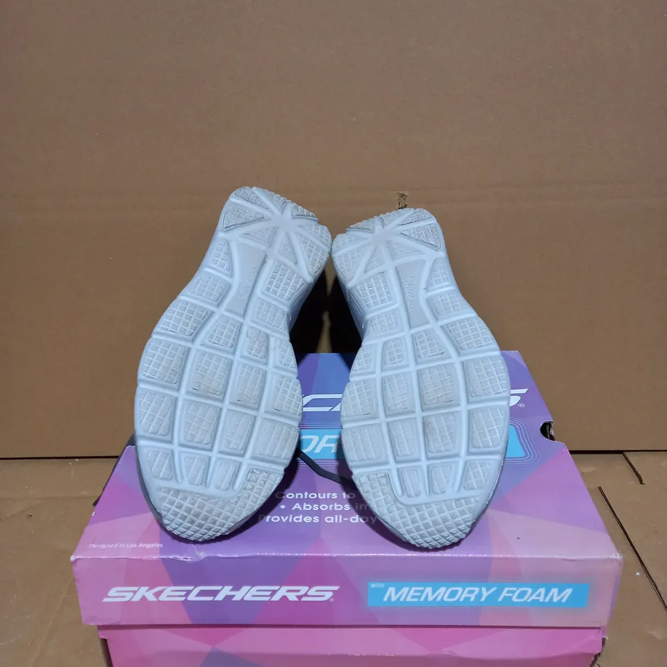 BOXED PAIR OF SKECHERS FASHION FIT LACE UP TRAINER CHARCOAL - SIZE 4.5