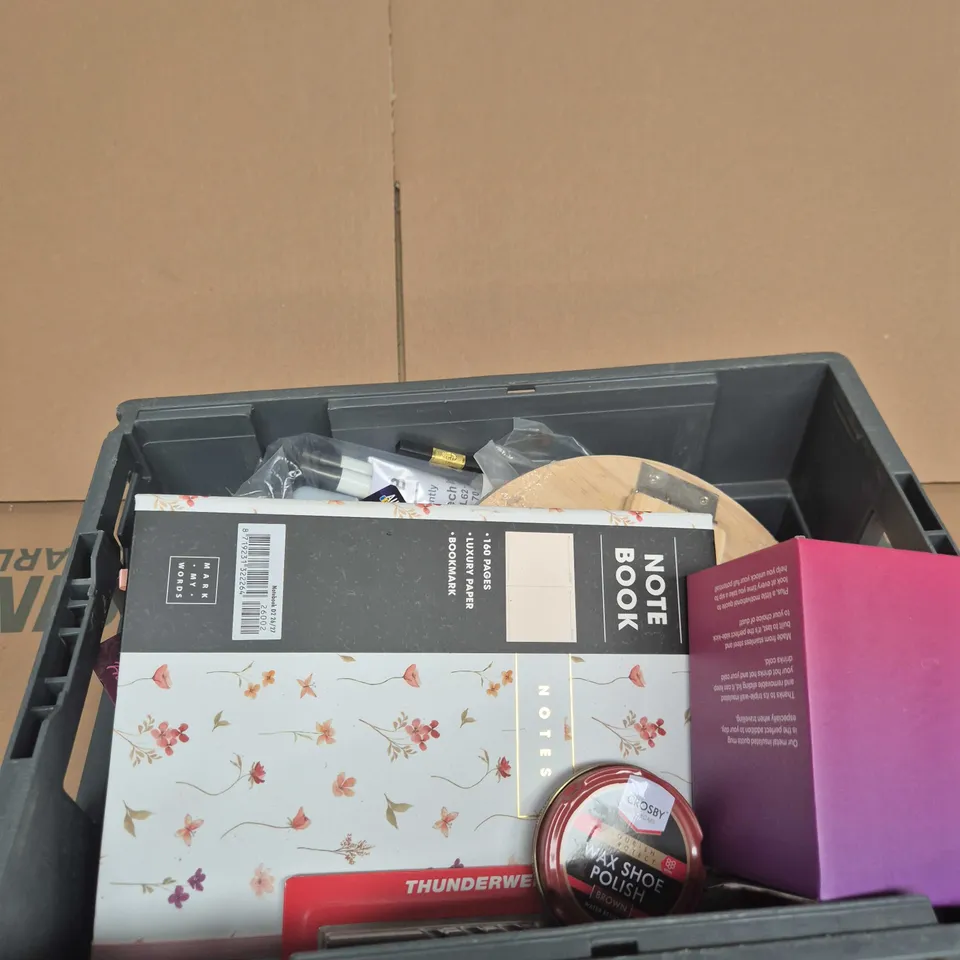 TOTE OF APPROXIMATELY 10 ASSORTED ITEMS INCLUDING SPACEGOODS METAL INSULATED QUOTE MUG, MARK MY WORDS NOTEBOOK AND UTO EXTRAS AFUNKY CASSETTE AIR FRESHENER