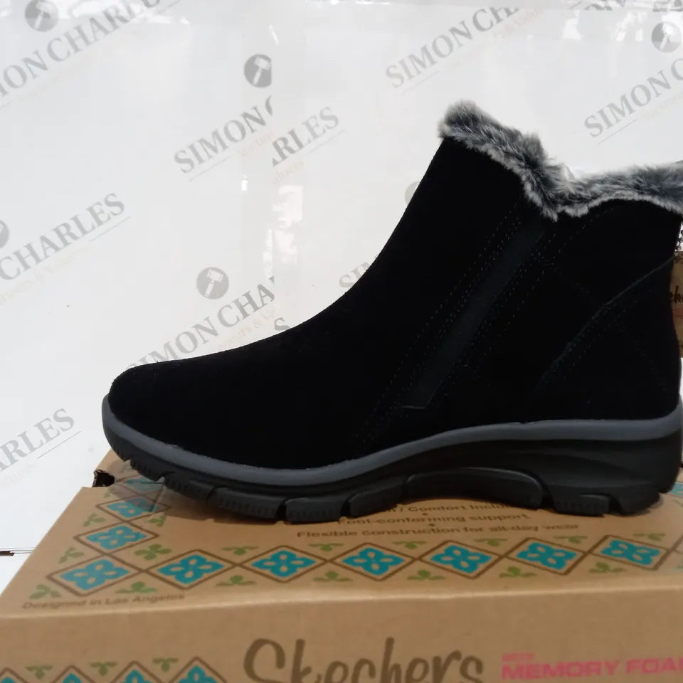 SKETCHERS HIGH ZIP BOOT BLACK SIZE 5 1/2 - BOXED