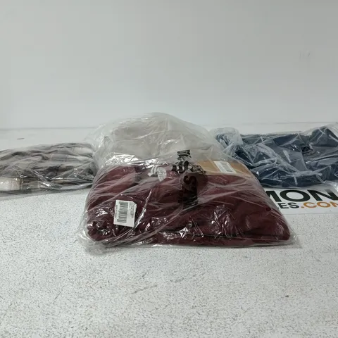 BOX OF APPROXIMATELY 30 ASSORTED CLOTHING ITEMS OF VARIOUS SIZES AND STYLES TO INCLUDE SOUL STAR ETC