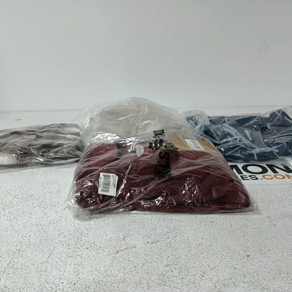 BOX OF APPROXIMATELY 30 ASSORTED CLOTHING ITEMS OF VARIOUS SIZES AND STYLES TO INCLUDE SOUL STAR ETC