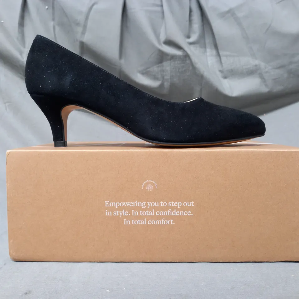 BOXED PAIR OF CALLA POINTED TOE LOW HEELED SHOES IN BLACK EU SIZE 39.5
