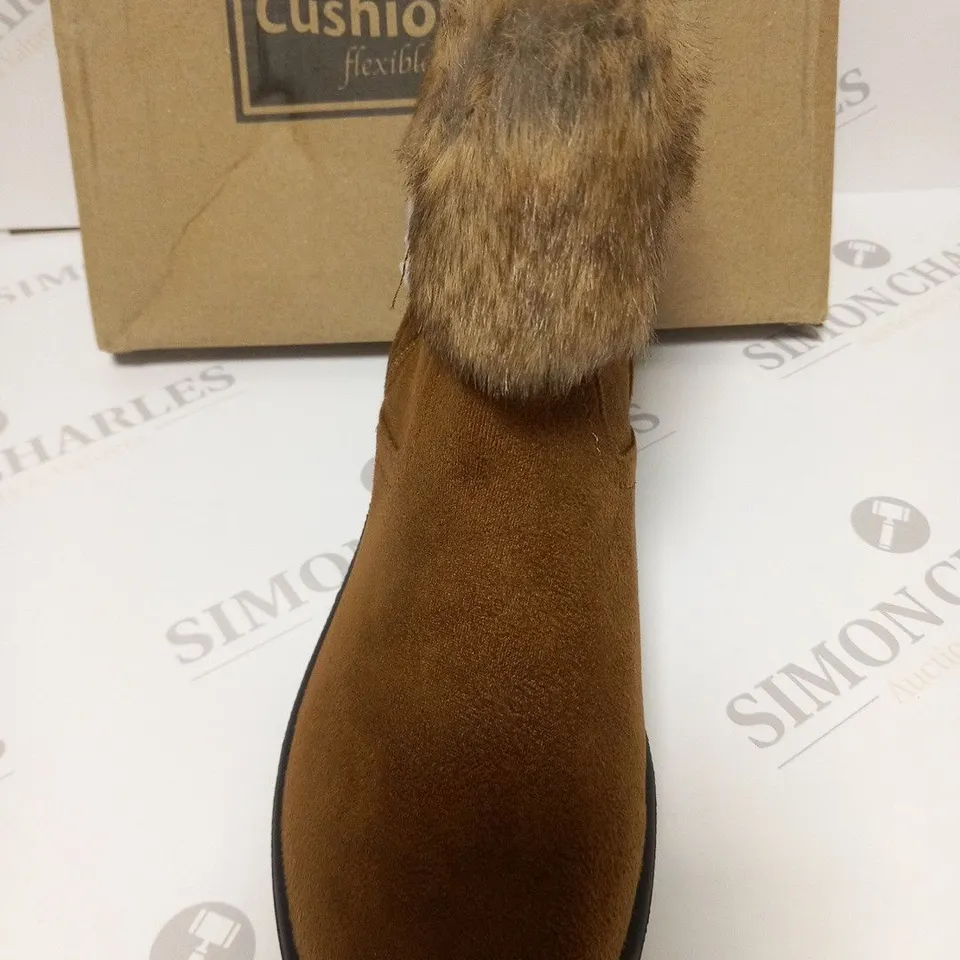 BOXEDCUSHION WALK FAUX FUR TRIM SUEDETTE BOOTS SIZE 8
