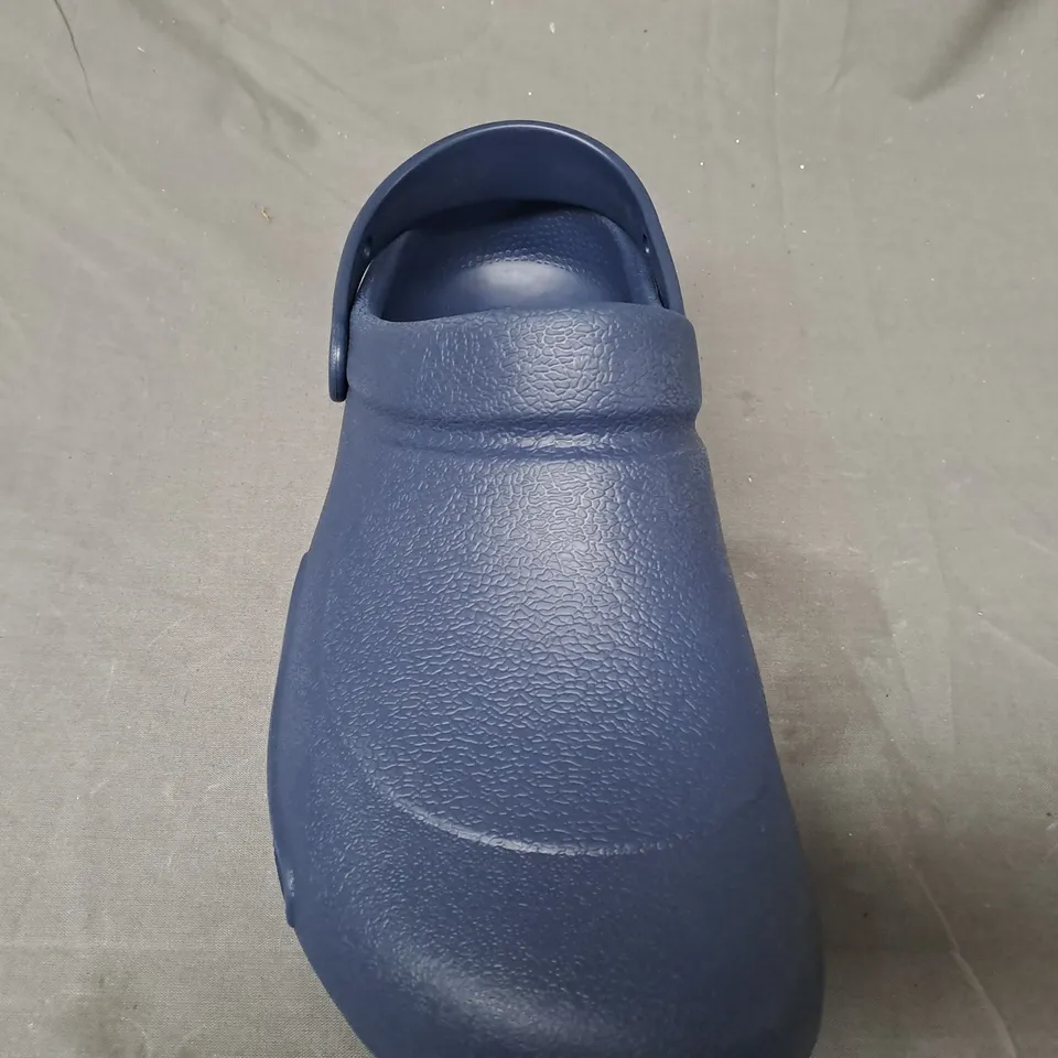 PAIR OF CROCS BISTRO IN NAVY UK SIZE M11/W12