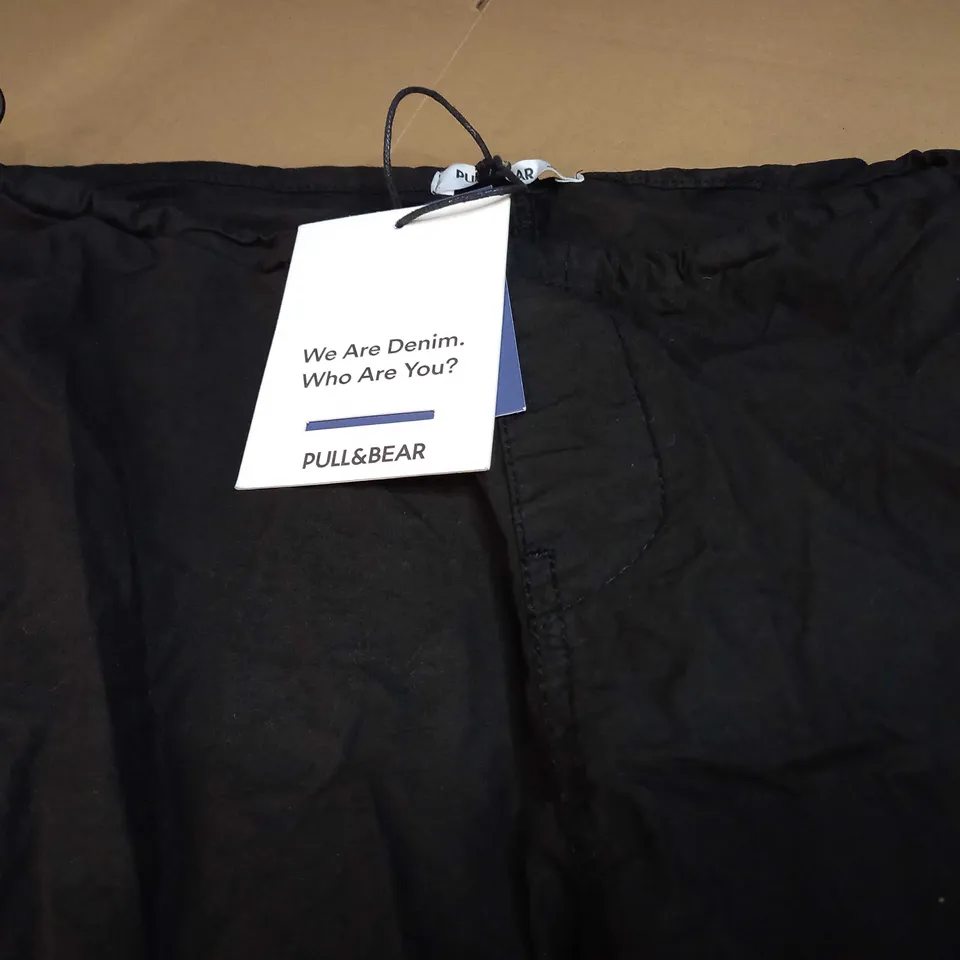 PULL & BEAR BAGGY SHORT LEGGED PANTS IN BLACK