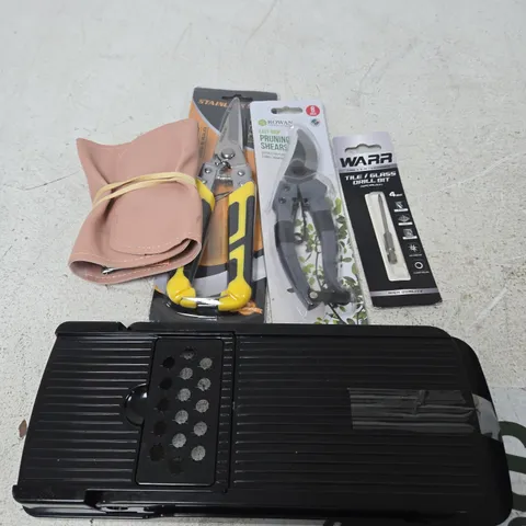 APPROXIMATELY 15 ASSORTED HOUSEHOLD PRODUCTS TO INCLUDE MANICURE SET, SHEARS, DRILL BITS ETC