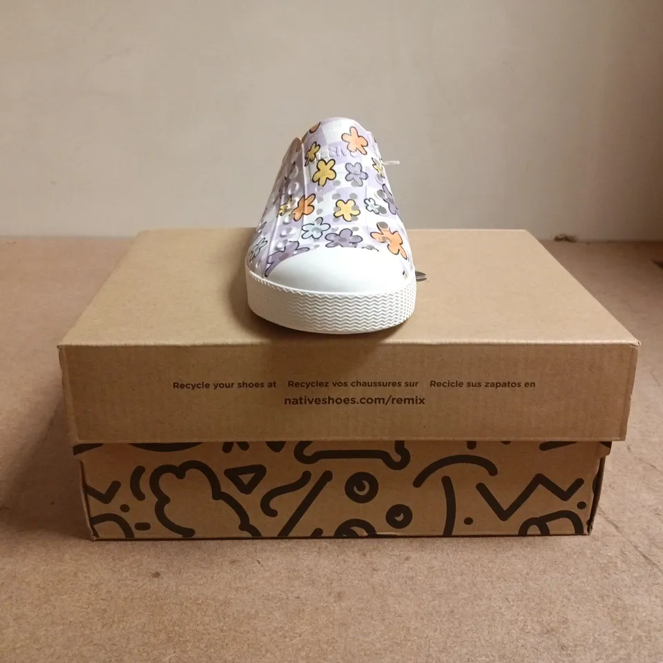 BOXED PAIR OF NATIVE JEFFERSON PRINT KID'S SHOES SIZE UK 9