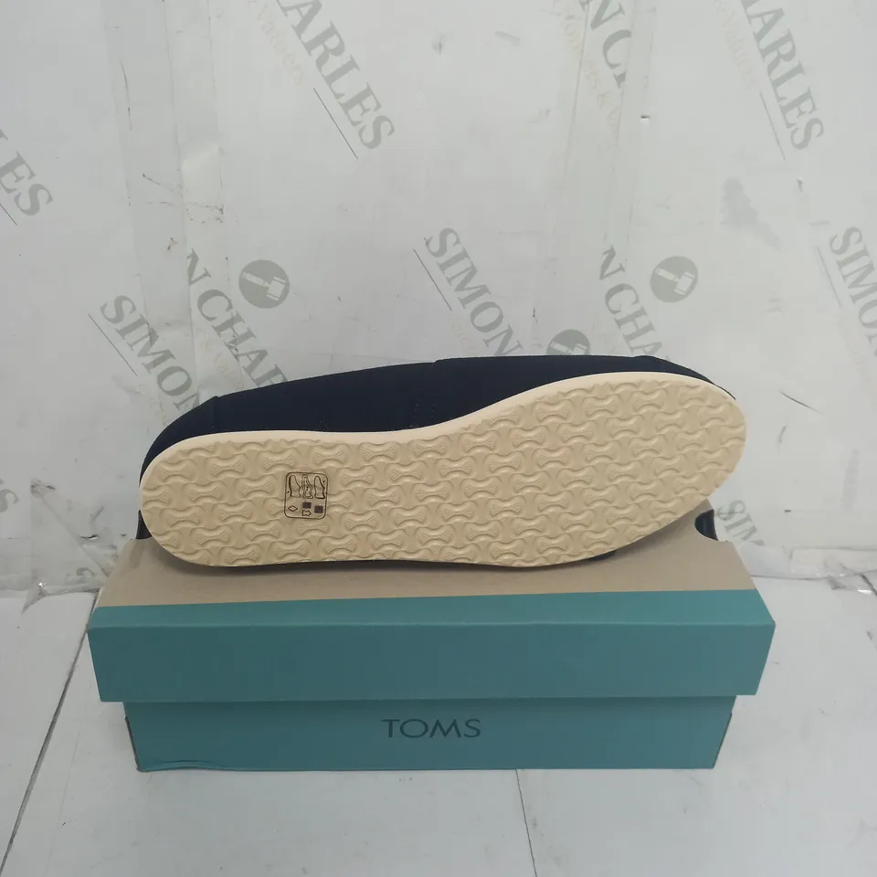 BOXED TOMS CLASSIC SLIP ON SIZE 8