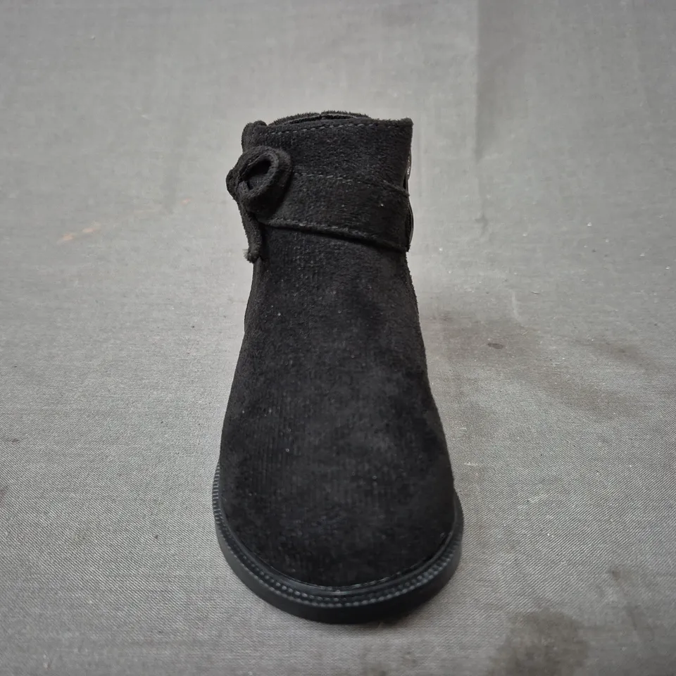 BOXED PAIR OF COZY PIXIES KID'S ANKLE BOOT IN BLACK W. BOW DETAIL EU SIZE 20