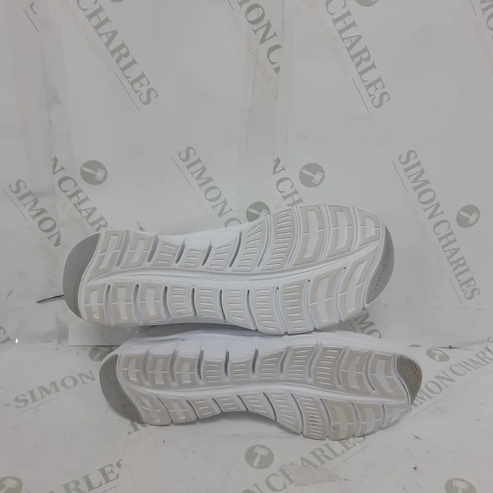 UNBOXED PAIR OF SKETCHERS BUNGEE TRAINERS WHITE SIZE 7