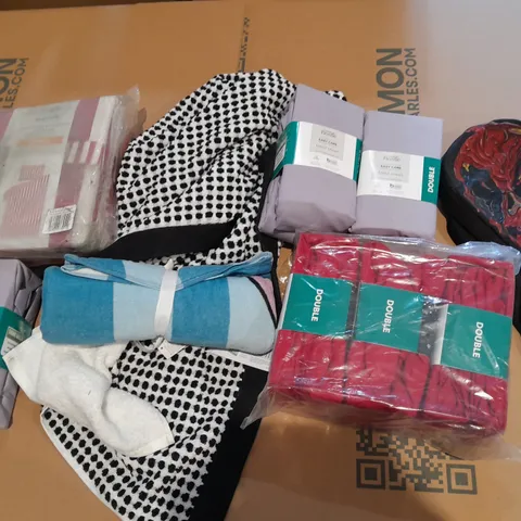 BOX OF APPROXIMATELY 10 ASSORTED BEDDING AND SOFT FURNISHING ITEMS TO INCLUDE - TOWEL - BEDDING SET - FITTED SHEET ETC.
