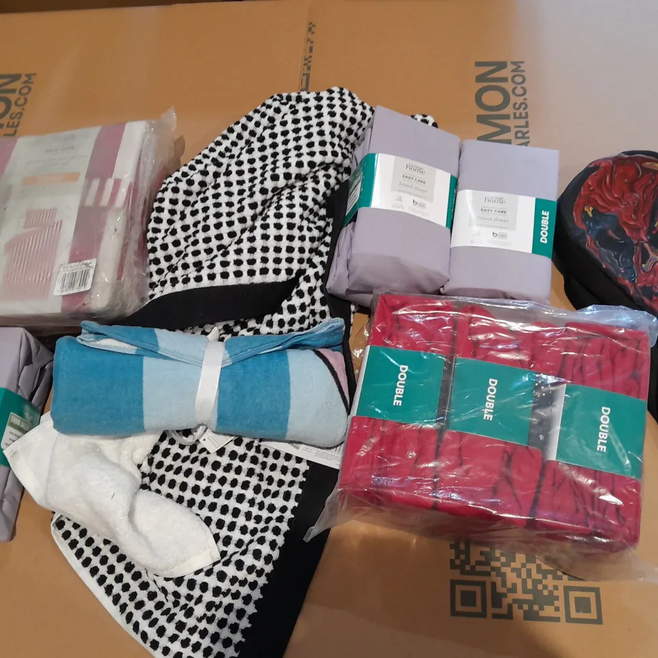 BOX OF APPROXIMATELY 10 ASSORTED BEDDING AND SOFT FURNISHING ITEMS TO INCLUDE - TOWEL - BEDDING SET - FITTED SHEET ETC. 