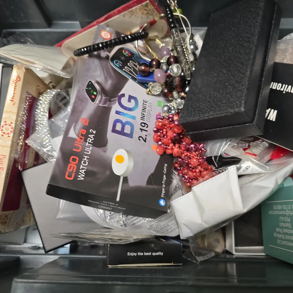 APPROXIMATELY 15 ASSORTED JEWELLERY ITEMS TO INCLUDE - WATCH , BRACELET , NECKLACE ETC