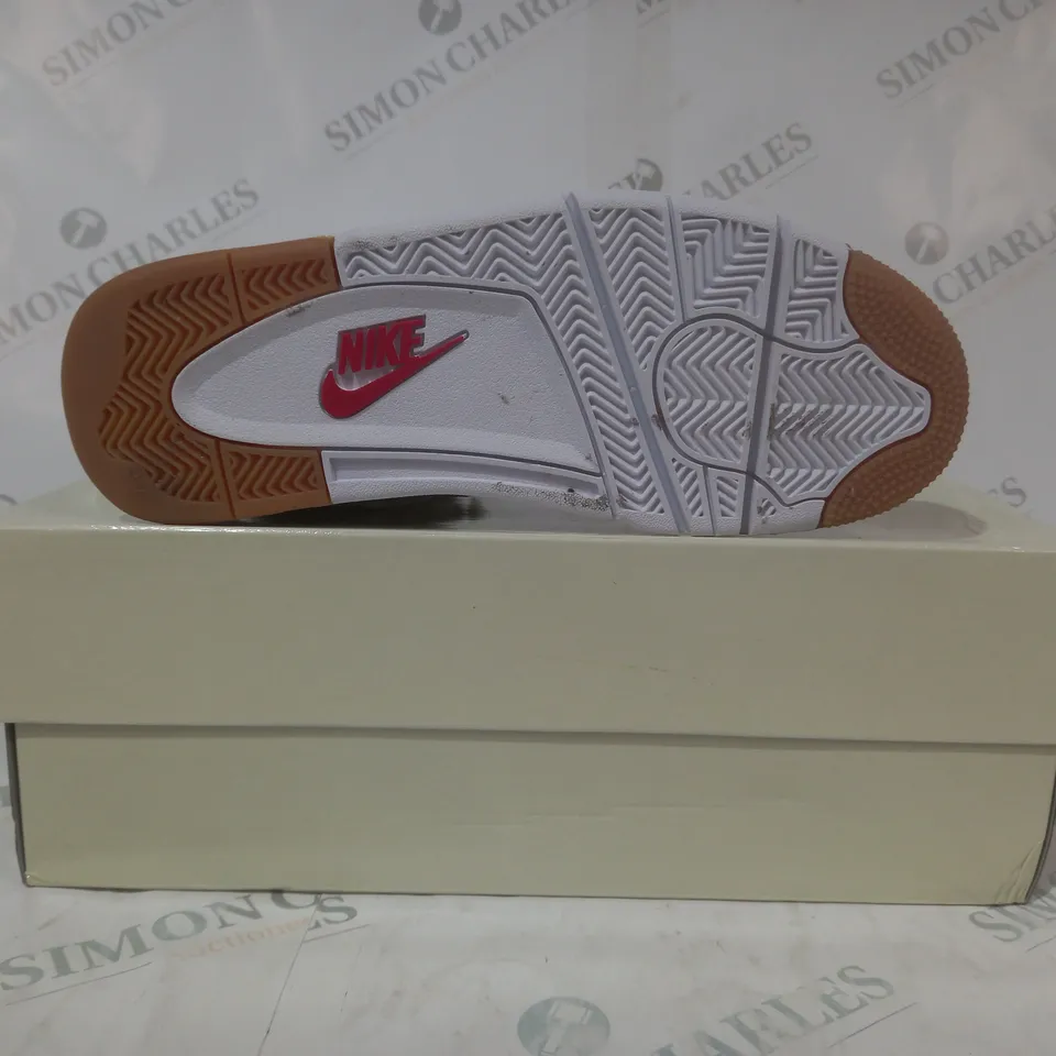 BOXED PAIR OF NIKE SB AIR JORDAN 4 RETRO SHOES IN WHITE/GREEN UK SIZE 7