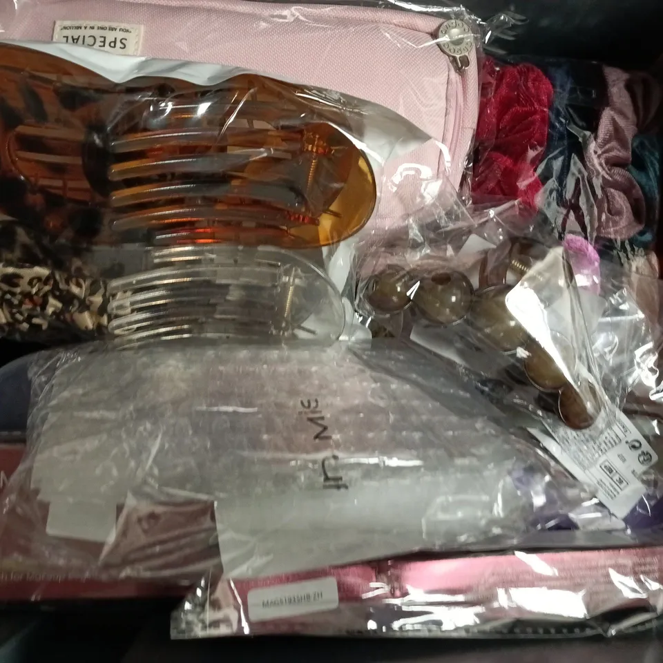 APPROXIMATELY 10 ASSORTED COSMETIC ITEMS TO INCLUDE BIOVÉNE, L'ORÉAL, ETC - COLLECTION ONLY