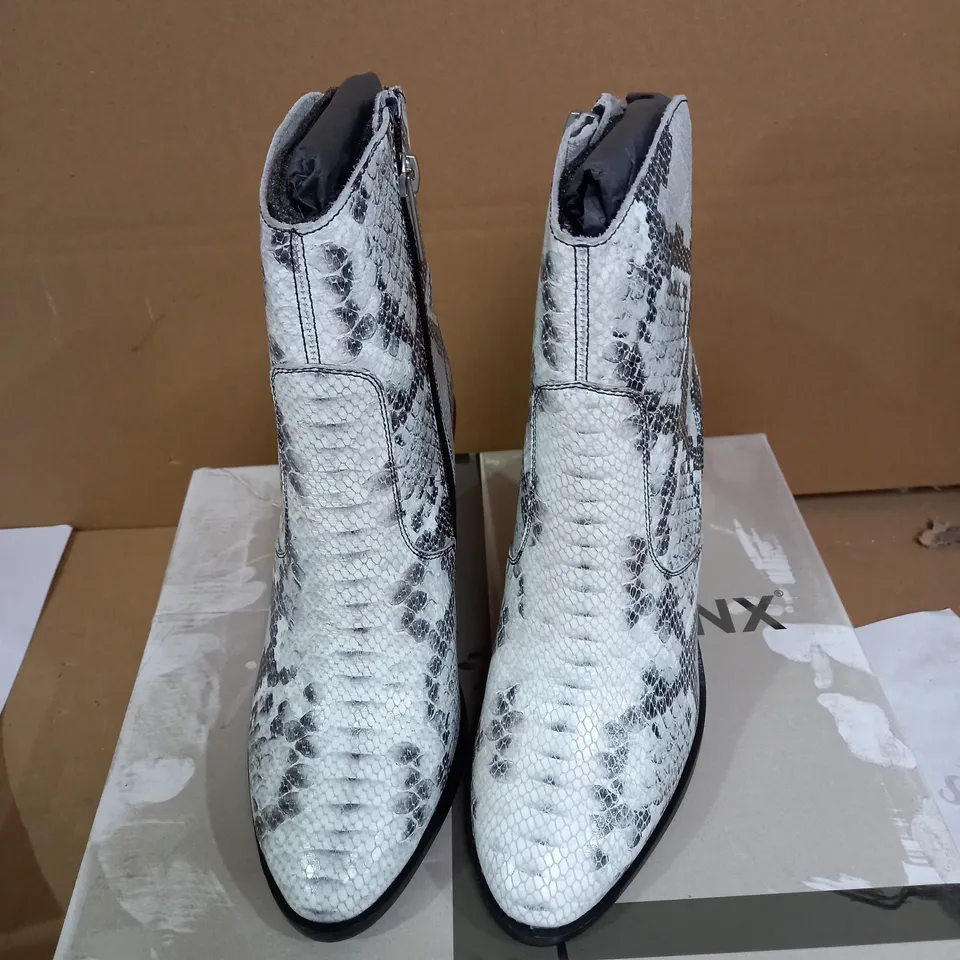 BRONX ZIP WESTERN ANKLE BOOTS - BLACK/WHITE - SIZE 3