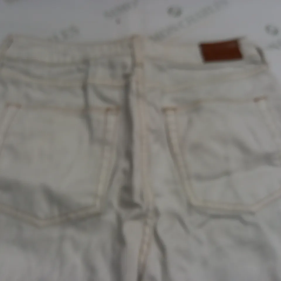 BDG MOM JEANS IN WHITE - 30X28